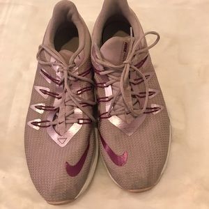 Nike women’s Quest running shoe sz 9.5